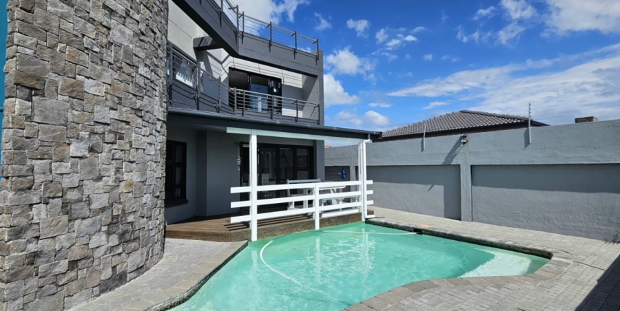 4 Bedroom Property for Sale in Perlemoenbaai Western Cape